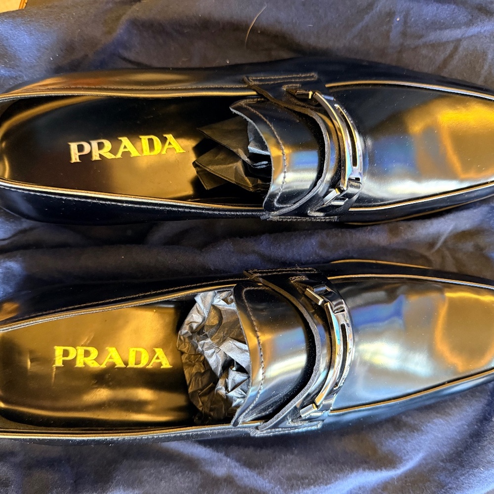 NEW IN BOX--Men's Prada US 10.5 / EU 9.5 Patent Leather loafer with buckle